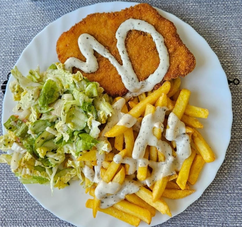 Filet z kurczaka, frytki i surówka
